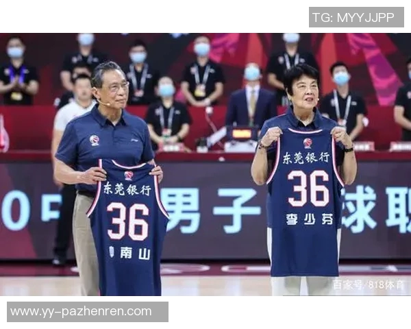 钟南山夫妇现场观赛CBA,钟老身体倍儿棒! 钟南山夫妇现场观赛CBA,钟老身体倍儿棒!